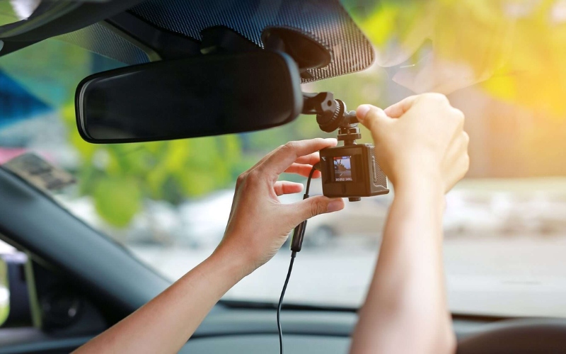 Dùng camera hành trình có tích hợp cảnh báo camera phạt nguội
