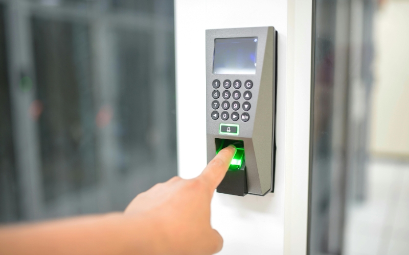 Lưu ý khi sử dụng máy chấm công để tránh lỗi tự khởi động lại