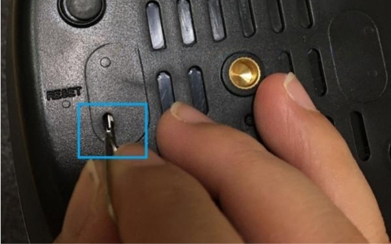 Nhấn và giữ nút reset