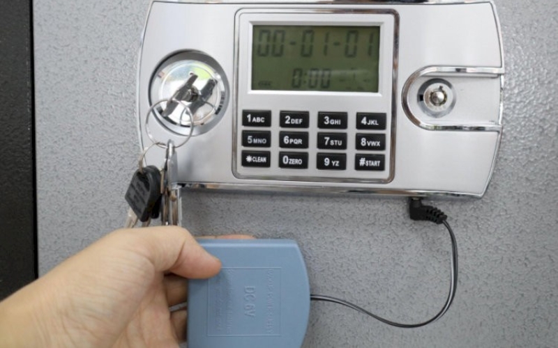 Sử dụng cổng USB hoặc cổng sạc tích hợp
