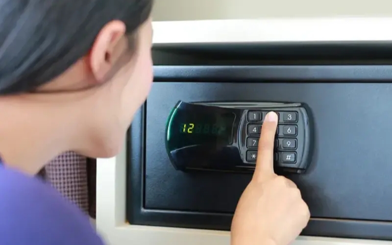 Tháo pin và reset két sắt điện tử
