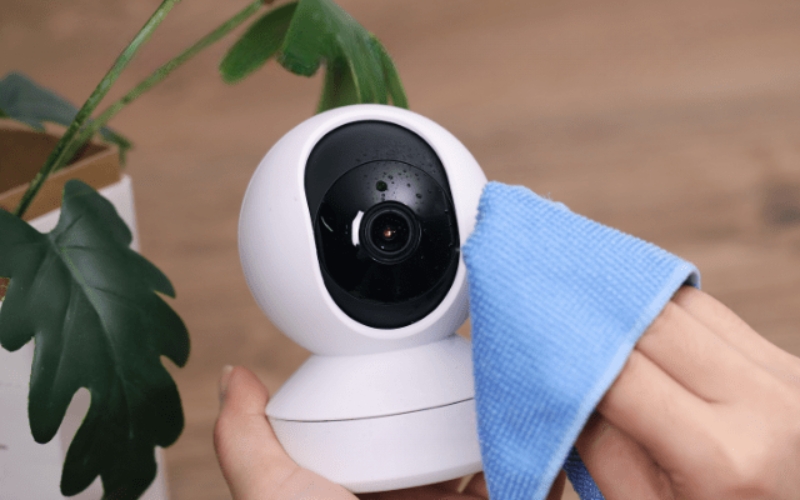 Vệ sinh bụi bẩn tích tụ trên micro và loa camera IMOU