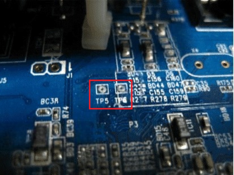 Tìm các lỗ nhỏ có ký hiệu TP5 và TP6