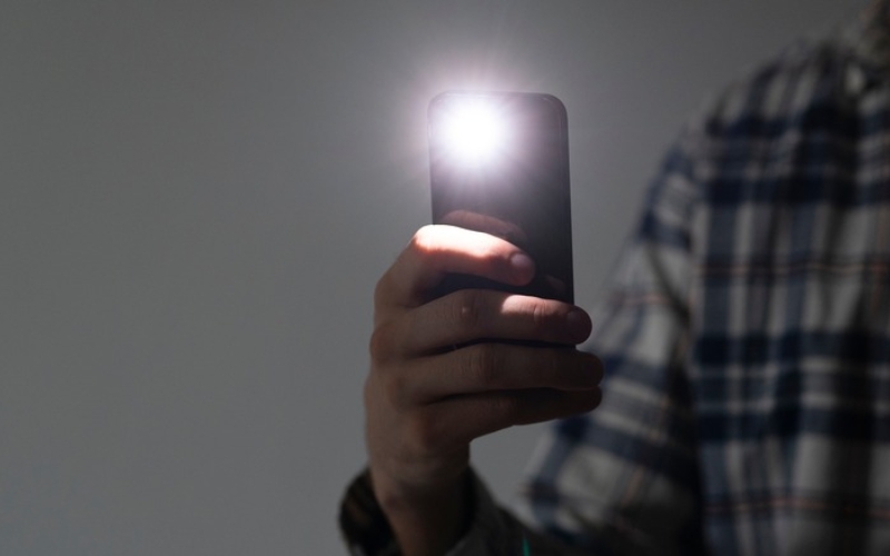 Dùng đèn flash điện thoại để soi phản xạ ống kính