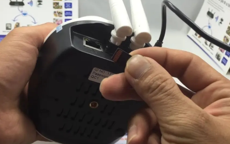 Lắp thẻ nhớ MicroSD đúng chiều theo ký hiệu