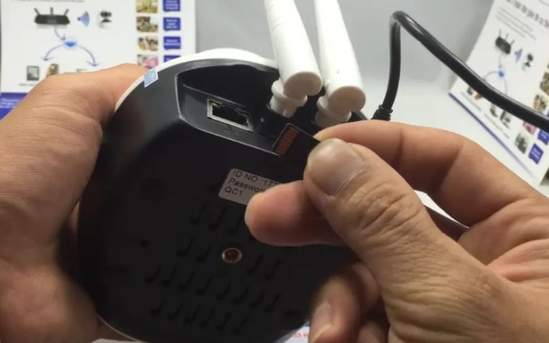 Lắp thẻ nhớ microSD vào camera Yoosee đúng chiều