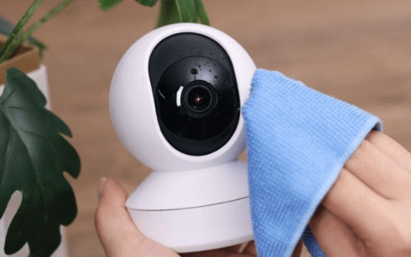 Vệ sinh camera và đảm bảo thiết bị luôn khô ráo